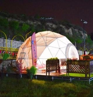 郊区浪漫球形帐篷